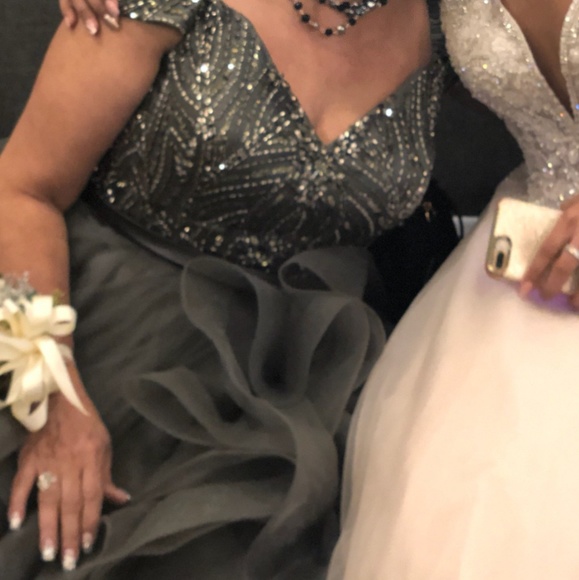 Beautiful gray sequin gown - Picture 4 of 4